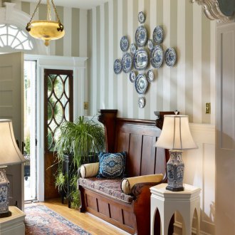 Σκαλιστό καναπέ στο διάδρομο