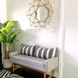 Γκρι καναπέ στο διάδρομο