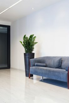 Μπλε καναπές στο διάδρομο