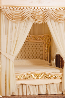 Όμορφη θόλος στο κλασικό υπνοδωμάτιο