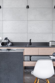 Γκρίζα και λευκή κουζίνα