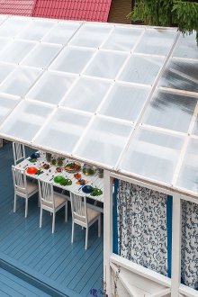 Όμορφο κιόσκι που καλύπτεται από πολυανθρακικό