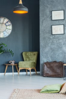 Γκρίζο καθιστικό με πράσινες προθέσεις.