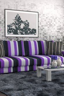 Γκρίζο καθιστικό με μωβ καναπέ.