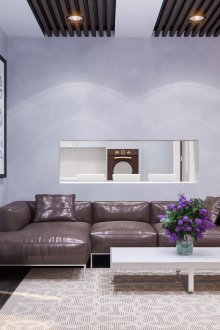 Καθιστικό με λιλά τείχη