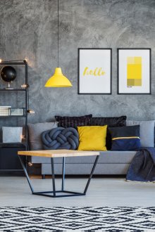 Γκρίζο καθιστικό με κίτρινες προεκτάσεις