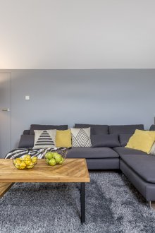 Γκρίζο καθιστικό με κίτρινα μαξιλάρια