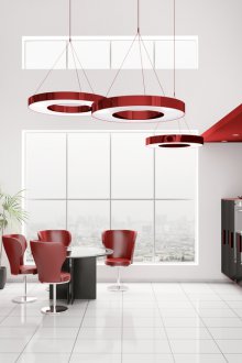 Γκρίζο-κόκκινο εσωτερικό ενός διαμερίσματος δύο επιπέδων