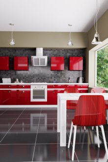 Γκρίζα κουζίνα με κόκκινες προθέσεις.