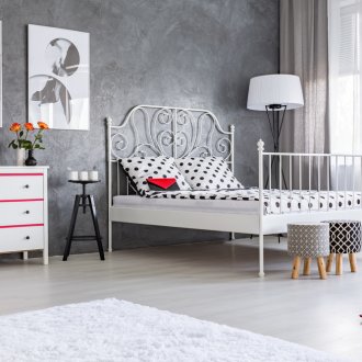 Γκρίζο υπνοδωμάτιο με κόκκινες προθέσεις