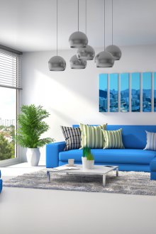 Μπλε καναπές σε ένα γκρίζο σαλόνι