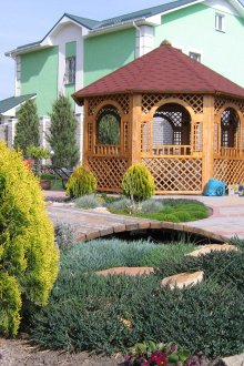 Όμορφο ξύλινο κιόσκι