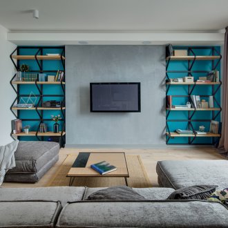 Τιρκουάζ τόνους σε ένα γκρίζο δωμάτιο