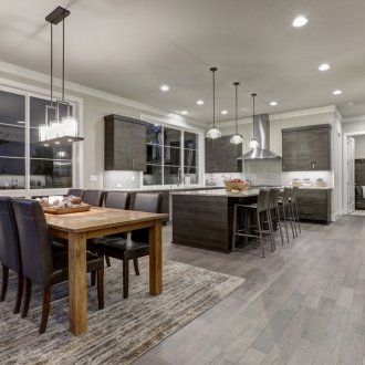 Γκρίζο εσωτερικό της κουζίνας