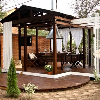 Gazebo με τραπεζαρία και ημικυκλικά παγκάκια