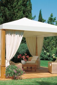 Ξύλο διακοσμημένο με κουρτίνες