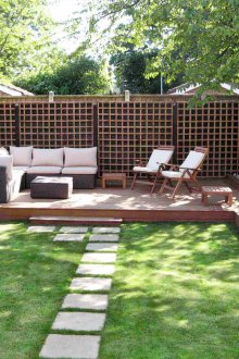 Όμορφο κιόσκι χωρίς στέγη στην αυλή