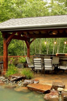 Ανοιχτό κλίνη με σχάρα και στρογγυλό τραπέζι.