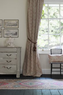 Κουρτίνες για μια καλοκαιρινή κατοικία στο στιλ της Προβηγκίας