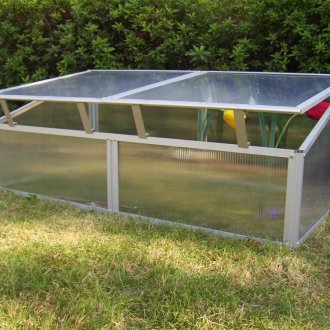 Πολυκαρβονικό θερμοκήπιο με κεκλιμένη οροφή