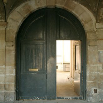 Pintu kayu melengkung