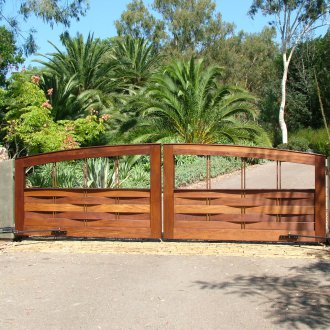 Ξύλινη πύλη με τηλεχειριστήριο