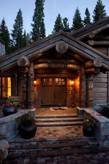 Ξύλινη πόρτα στο σπίτι