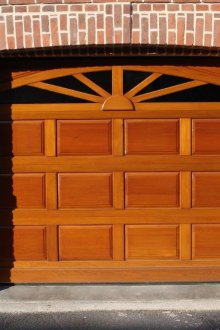 Ξύλινη πύλη στο γκαράζ