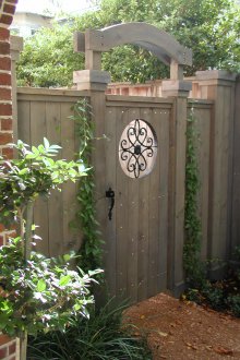 Ξύλινη πύλη με σφυρήλατη διακόσμηση