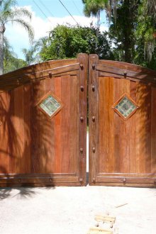 Ξύλινη πύλη με γυάλινα ένθετα