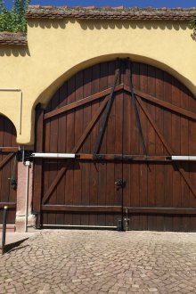 Ξύλινη σκοτεινή πύλη