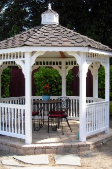 Όμορφο λευκό κιόσκι