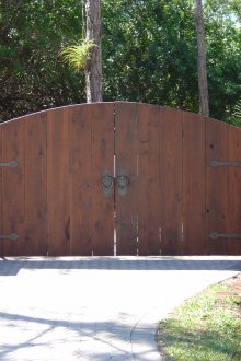 Ξύλινη πύλη σε πέτρινους πυλώνες