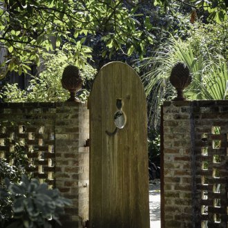 Τοξωτή πύλη για καλοκαιρινή κατοικία