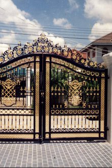 Πύλη για καλοκαιρινή κατοικία με διακόσμηση