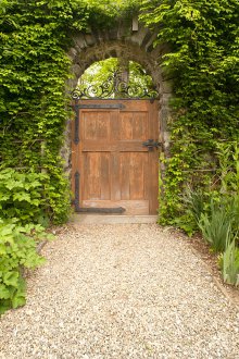 Ξύλινη πύλη για καλοκαιρινή κατοικία