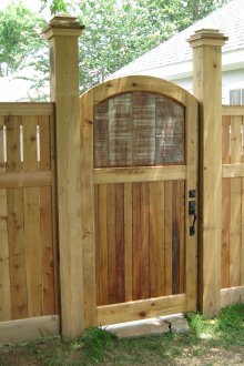 Πύλη για μια καλοκαιρινή κατοικία από ένα δέντρο