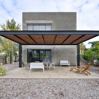 Εξωτερική κιόσκι-βεράντα με τραπεζαρία