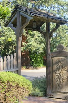 Ξυλόγλυπτη πύλη για καλοκαιρινή κατοικία