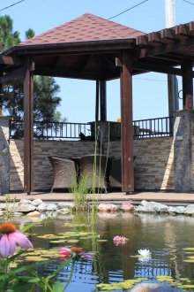 Μεγάλο άνετο κιόσκι δίπλα στη λίμνη