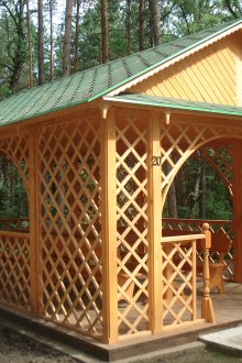 Ξύλινο κορμό με πάγκους και τραπέζι