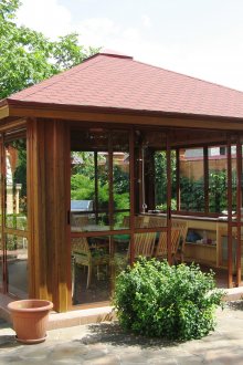 Ξύλινο κιόσκι με τζάμι και τραπεζαρία