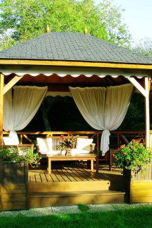 Κομψό κιόσκι διακοσμημένο με κουρτίνες