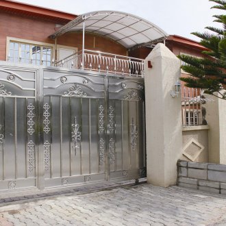 Πύλη από χάλυβα με διακόσμηση