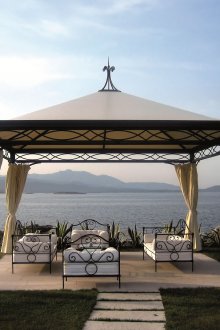 Μεταλλικό κιόσκι με κομψή εμφάνιση