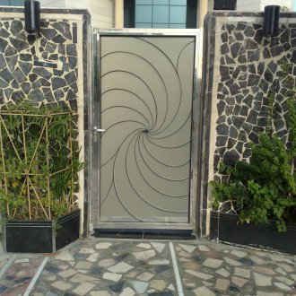 Χαλύβδινη πύλη με πόρτα