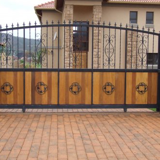 Πύλη Shod με ξύλινα ένθετα