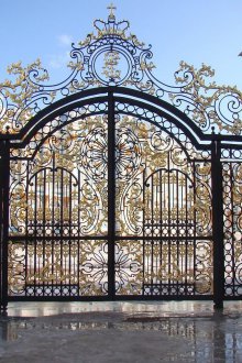 Πύλη από χάλυβα με επιχρύσωση