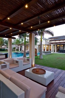 Καλοκαίρι έπιπλο με ψάθινα έπιπλα