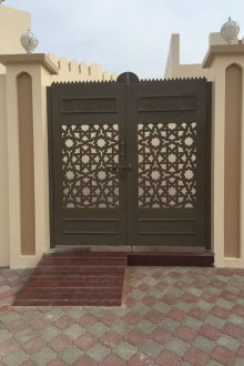 Πύλη χάλυβα σε ανατολικό στυλ